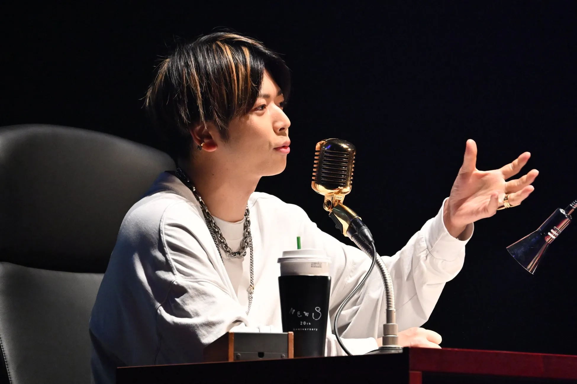 マイクに向かって話す増田貴久さん