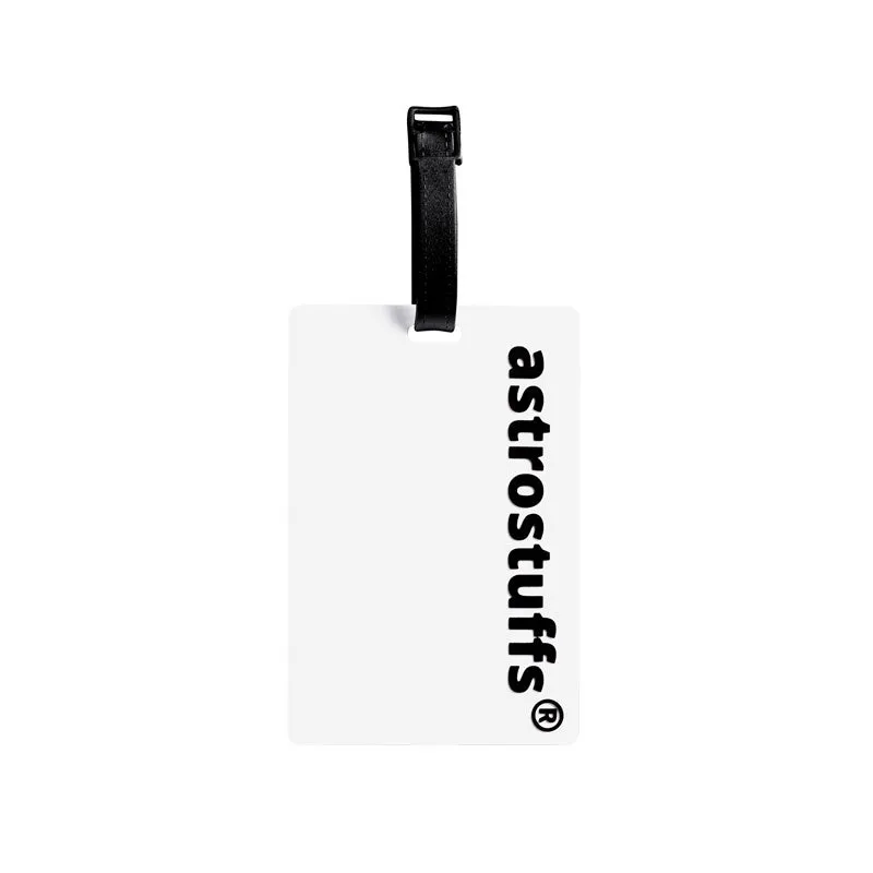 白地の長方形のタグで、黒いストラップが付いています。タグには「astrostuffs®」の文字が黒色で縦書きされています。