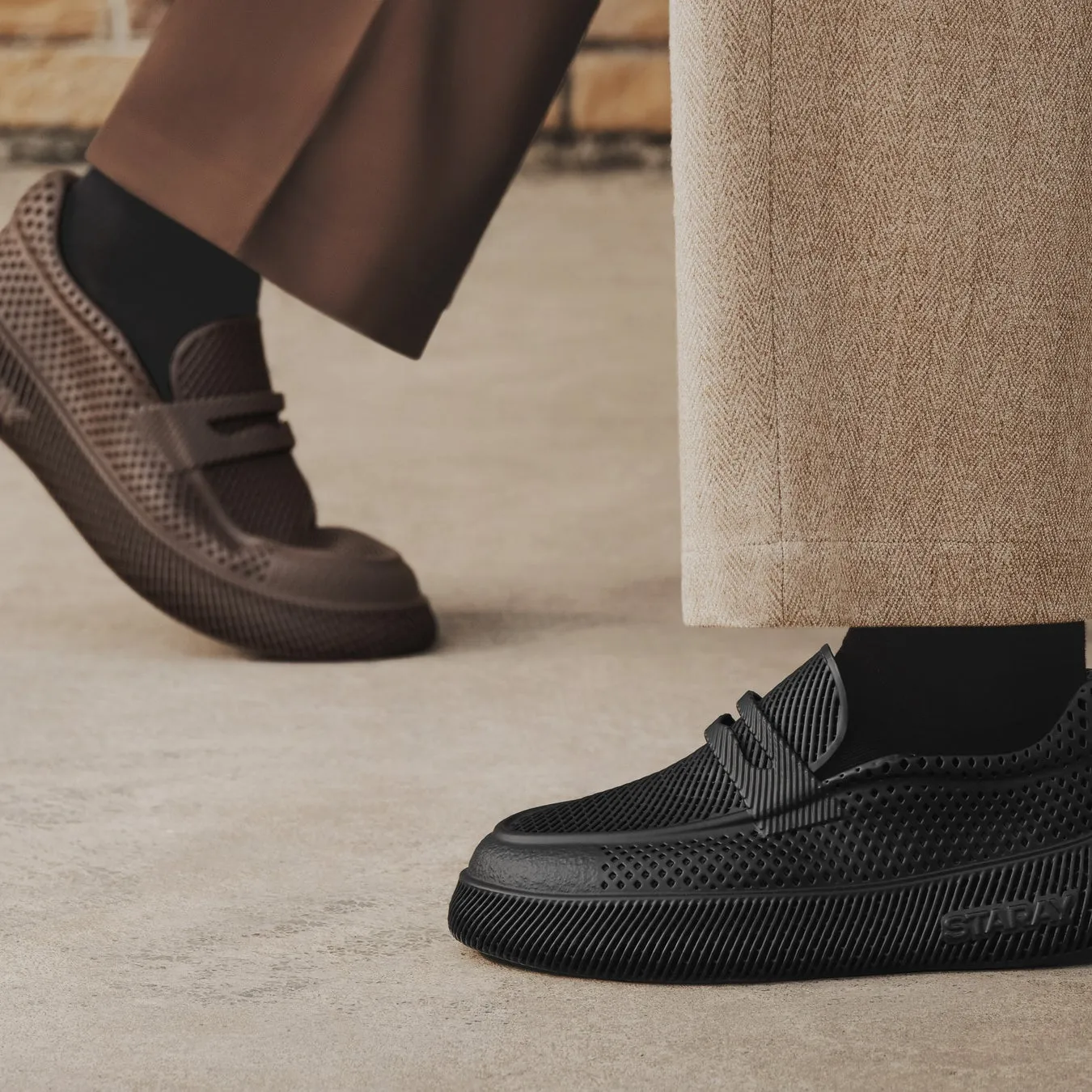 茶色と黒色の靴を履いた人物のクローズアップ写真