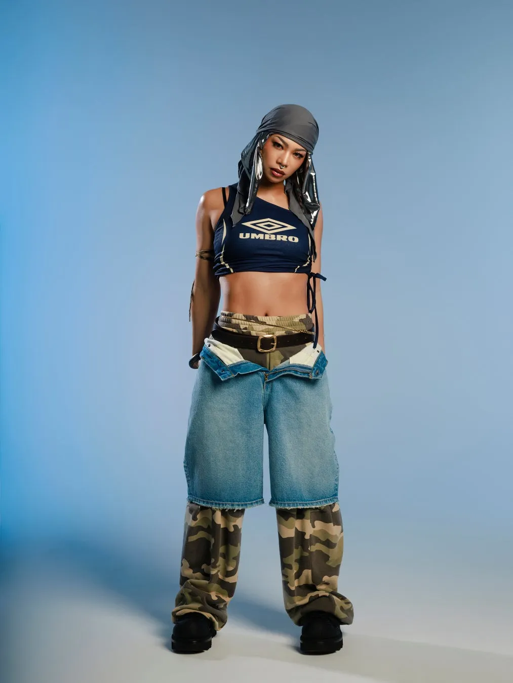 UMBRO KOREAとのコラボシューズを着用した女性