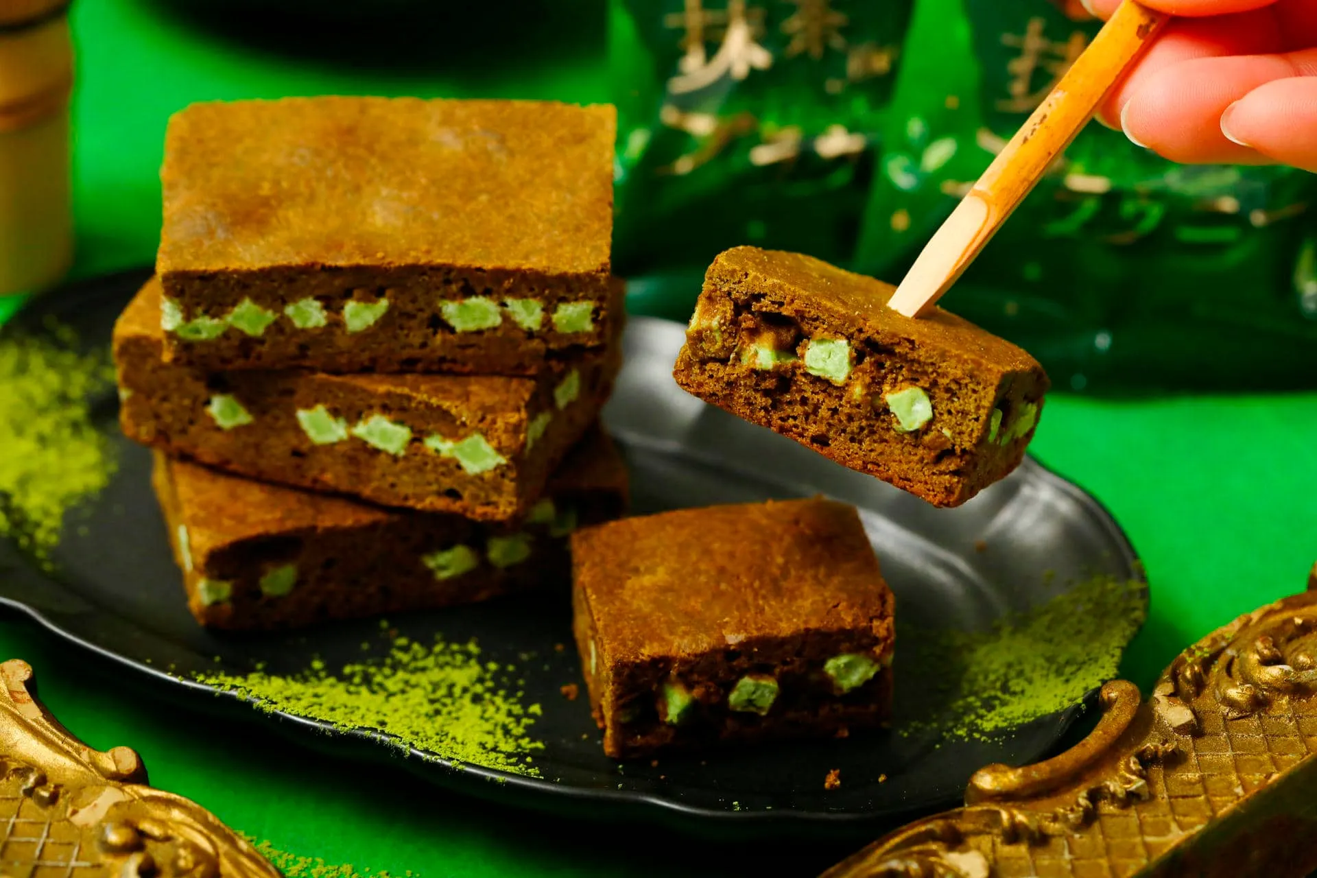 抹茶ブラウニーが積み重ねられ、一つが持ち上げられている