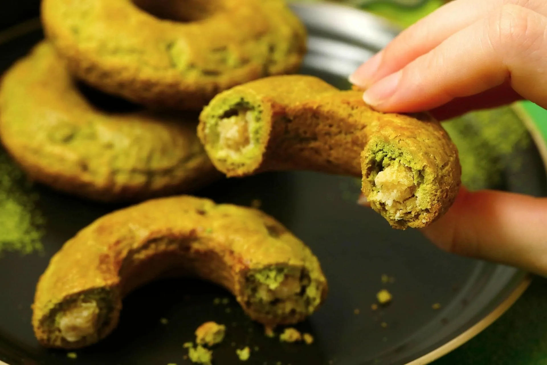 抹茶ドーナツが割られている様子