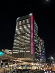 夜の街並みの高層ビル