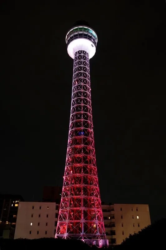 夜にライトアップされたタワー
