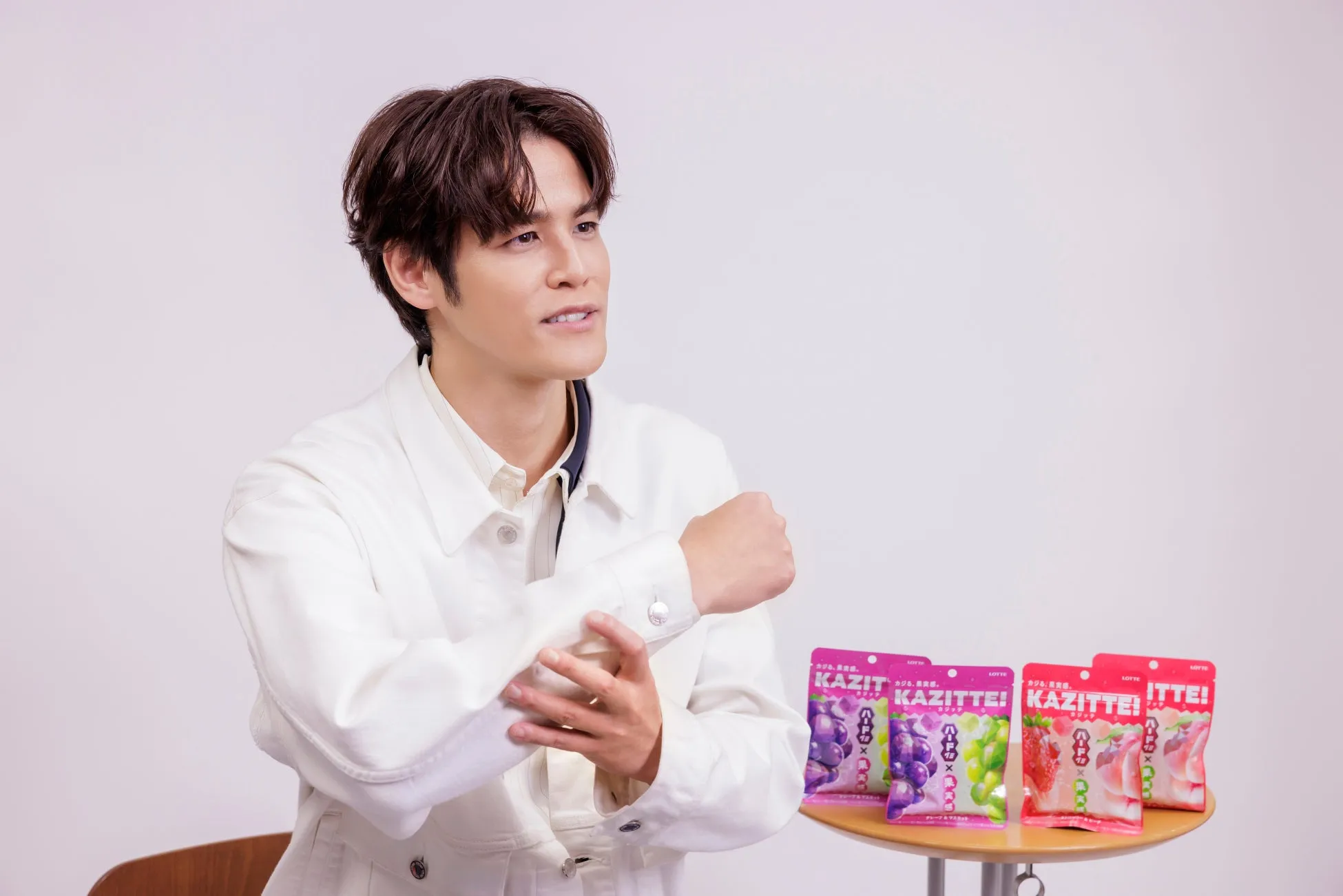 白いジャケットの宮野さん