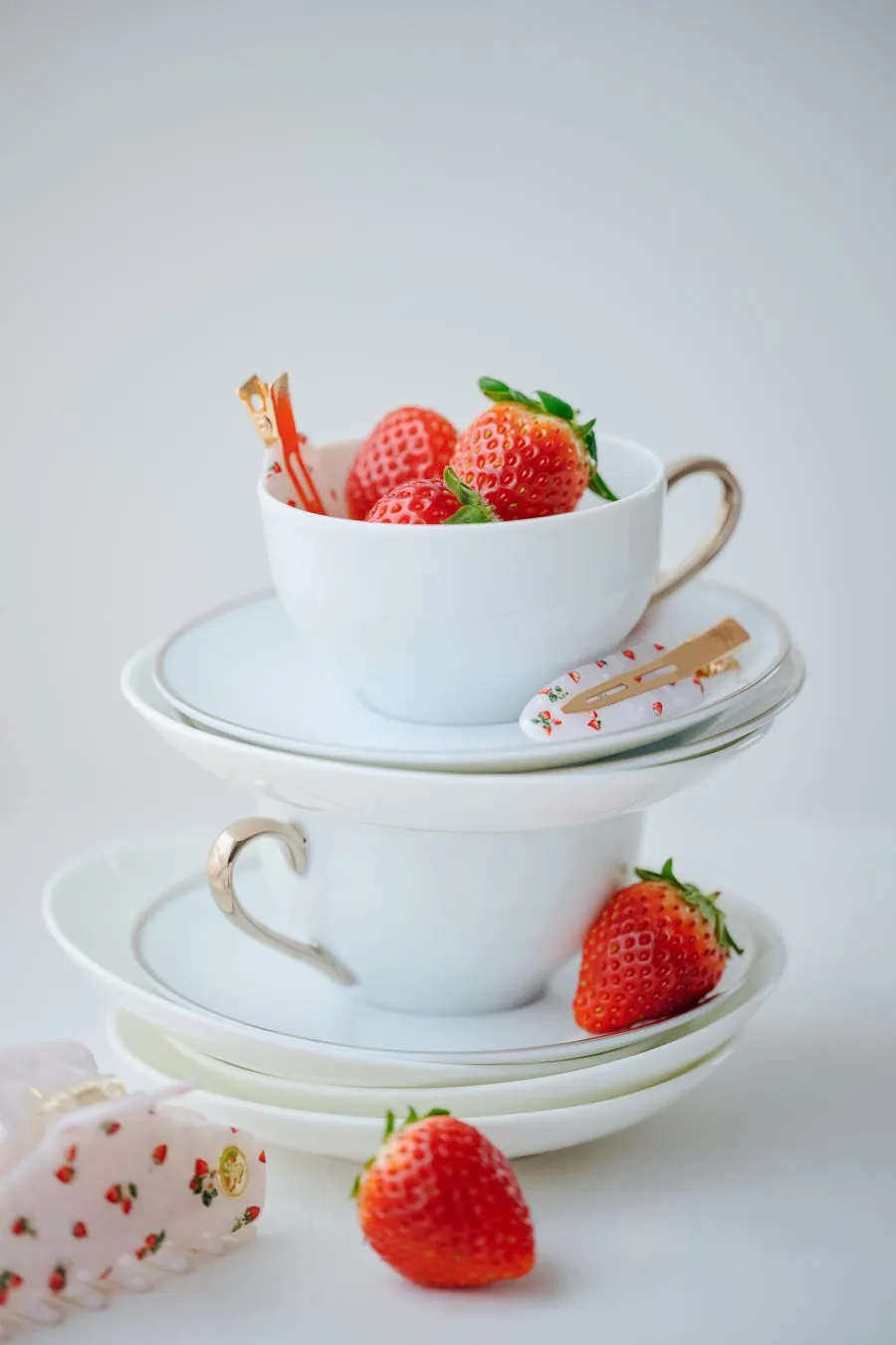 イチゴとヘアクリップ、ティーカップ