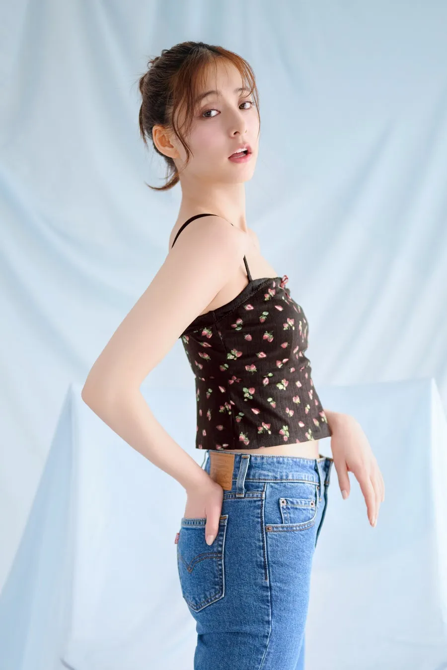 キャミソールを着用した女性