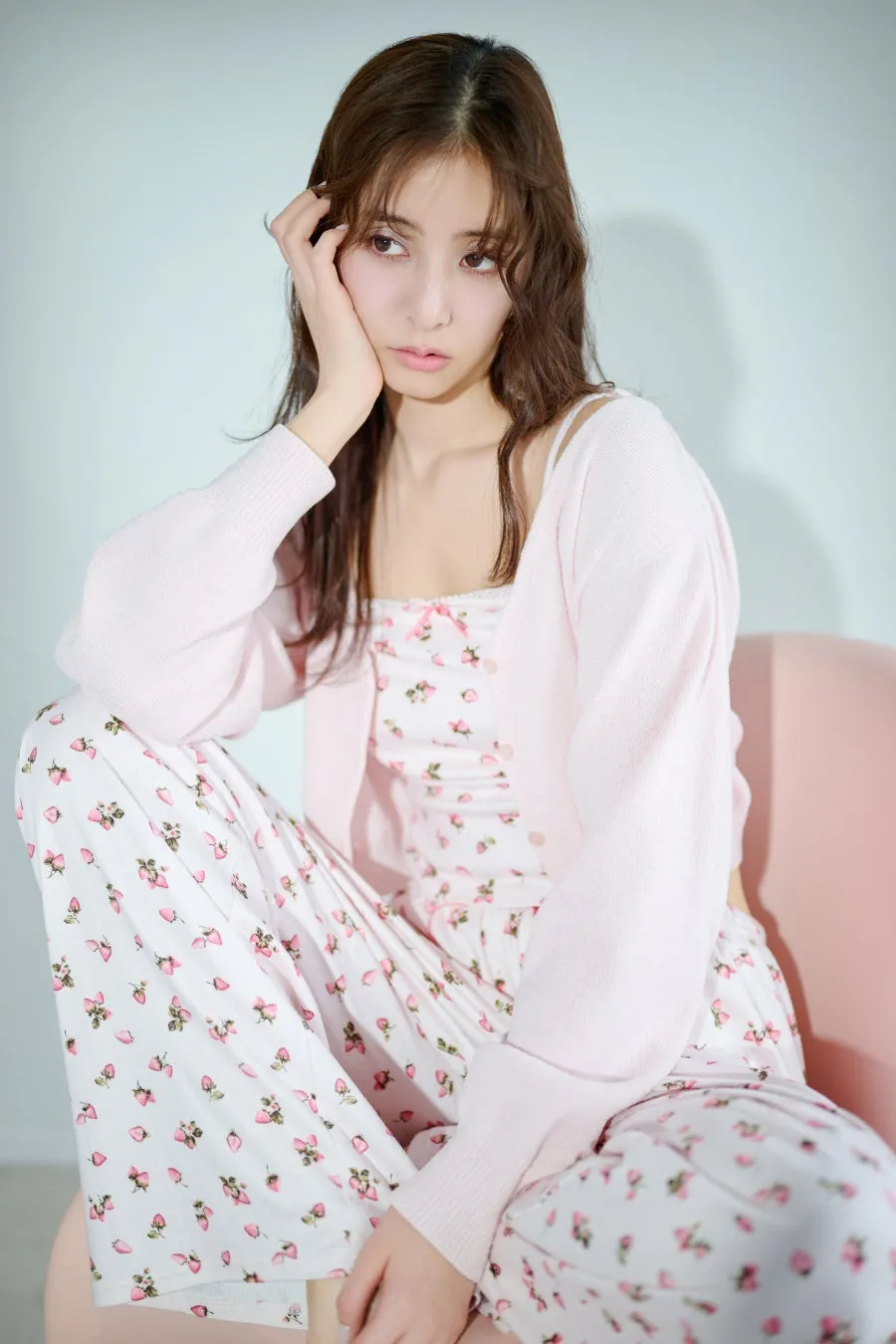 ピンクのパジャマの女性