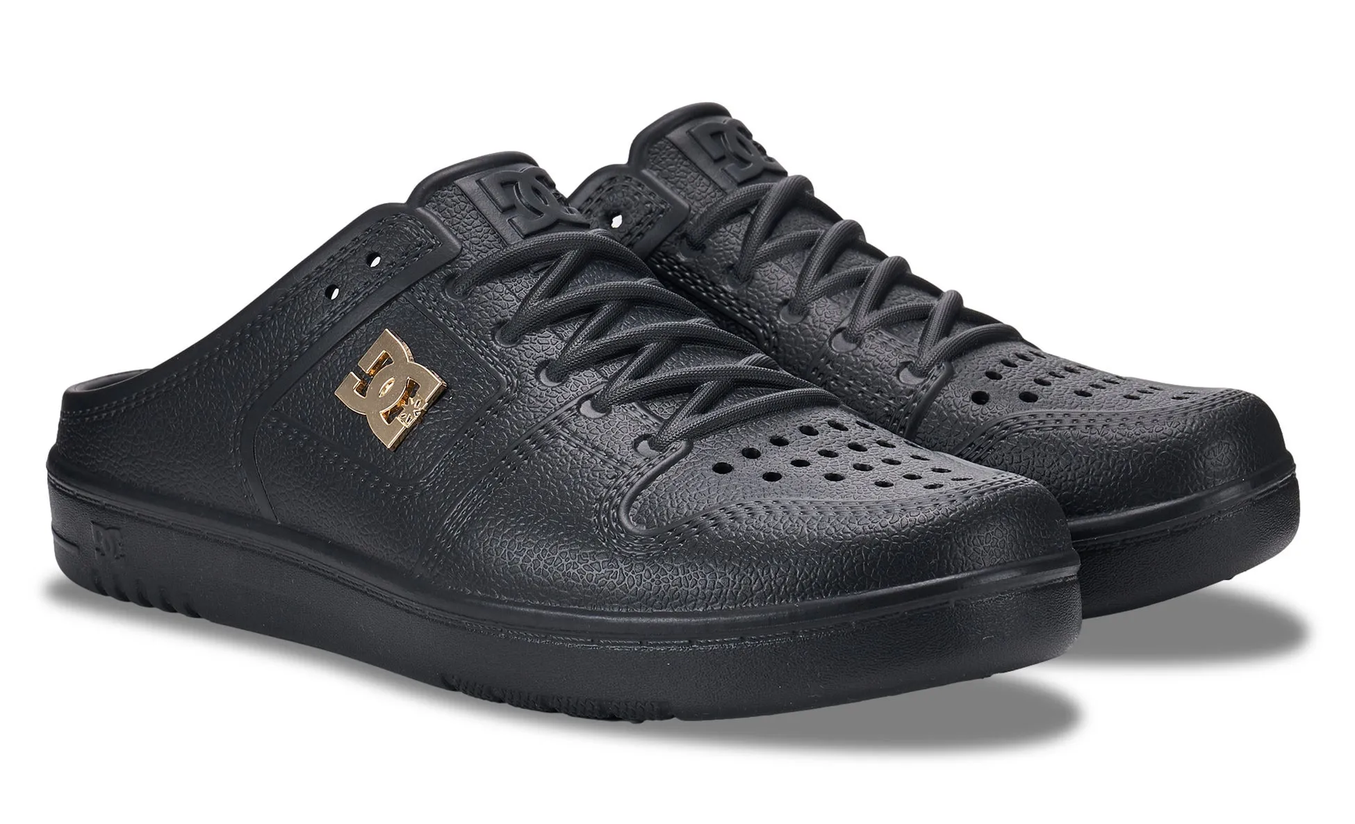 黒いDCブランドのスリッポンシューズのクローズアップ画像。