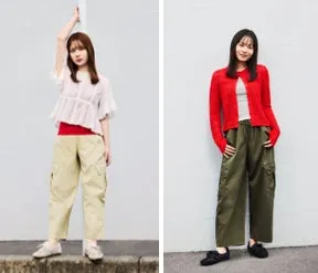 2人の女性が、それぞれ異なるコーディネートで立っている写真。左の女性は白いトップスにカーキ色のパンツ、右の女性は赤いカーディガンにオリーブ色のパンツを着用している。