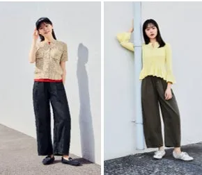 2人の女性が洋服を着て立っている写真。左の女性はベージュのトップスと黒いパンツを、右の女性は黄色のトップスとオリーブ色のパンツを着用しています。