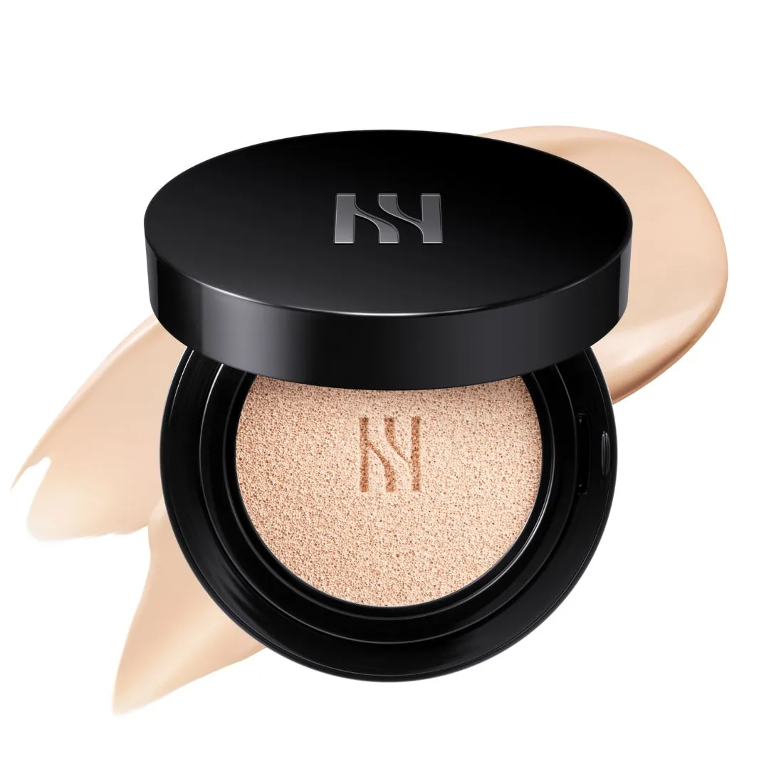 黒いケースに入ったファンデーションのクローズアップ写真。ファンデーションは開いており、パフが見え、ファンデーションのテクスチャが背景に広がっています。