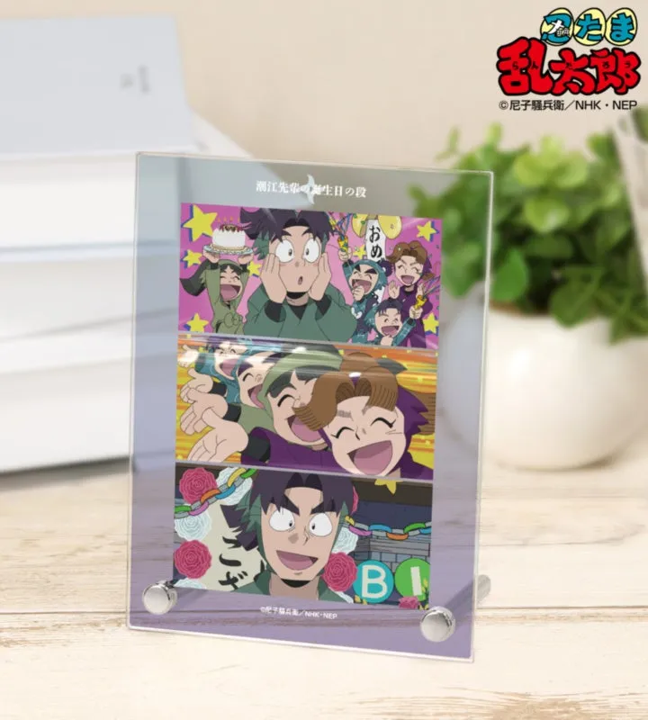 アニメ「忍たま乱太郎」のイラストが描かれたアクリルスタンド。キャラクターたちが楽しそうに集まっている様子が描かれています。