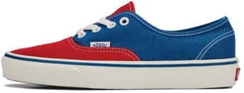 赤と青のVansスニーカーの側面図。