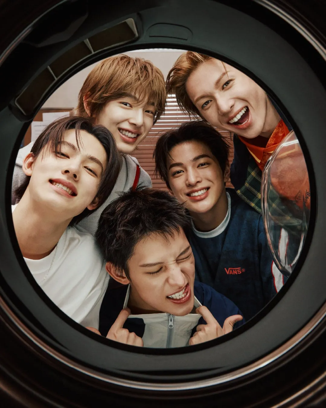 5人の男性アイドルグループの集合写真。全員が笑顔を見せており、親密な雰囲気を醸し出している。