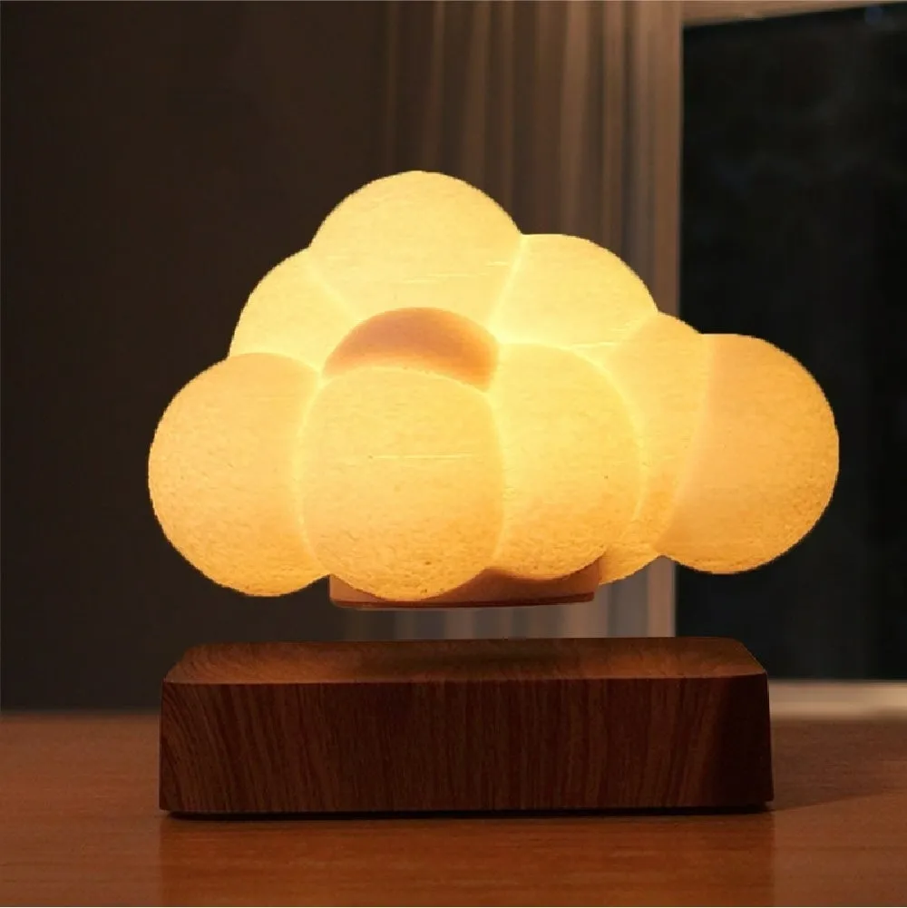 雲の形をした照明。木製の土台の上に浮かんでいるように見える。