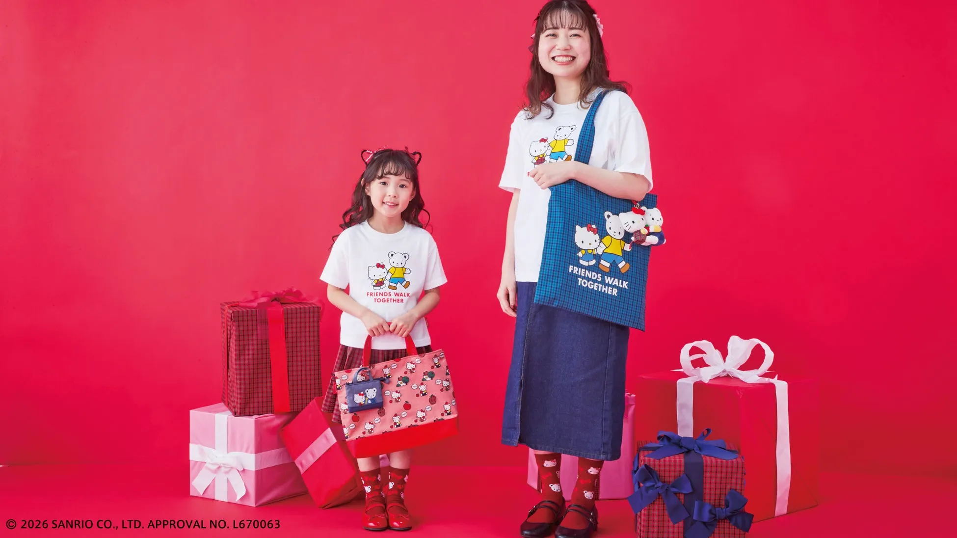 ハローキティのTシャツを着た親子とプレゼント