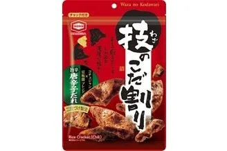 赤いパッケージに「技のこだり」と書かれたお菓子。砕かれた米菓と、唐辛子だれやコチュジャンなどの文字が見える。