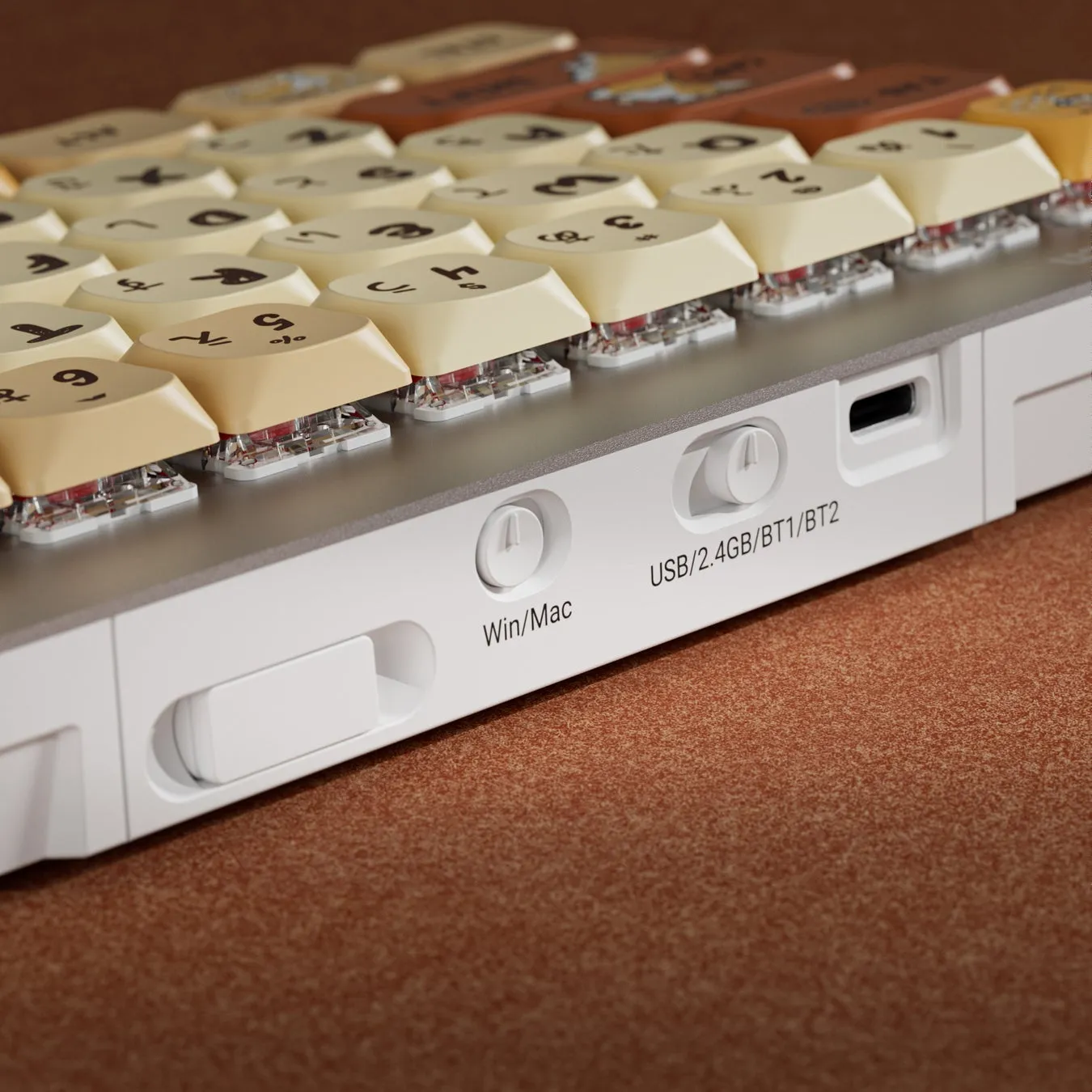 キーボードのクローズアップ。Win/Mac、USB/2.4GB/BT1/BT2などのテキストが表示されている。