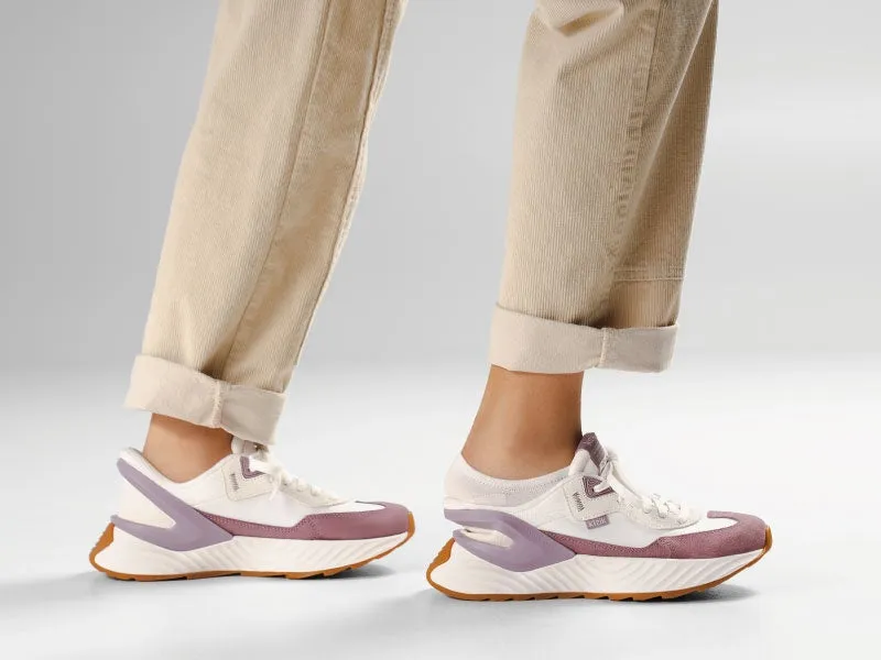 白と紫のスニーカー