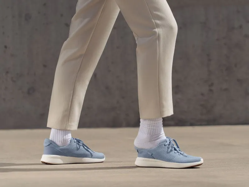 ライトブルーのスニーカー