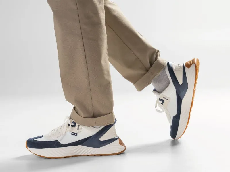 白と紺色のスニーカー