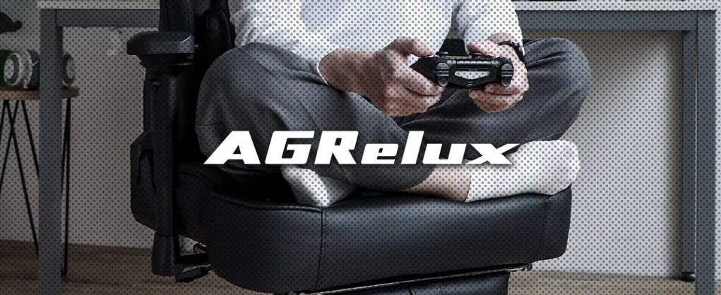 AGReluxブランドロゴとゲームコントローラーを持つ人