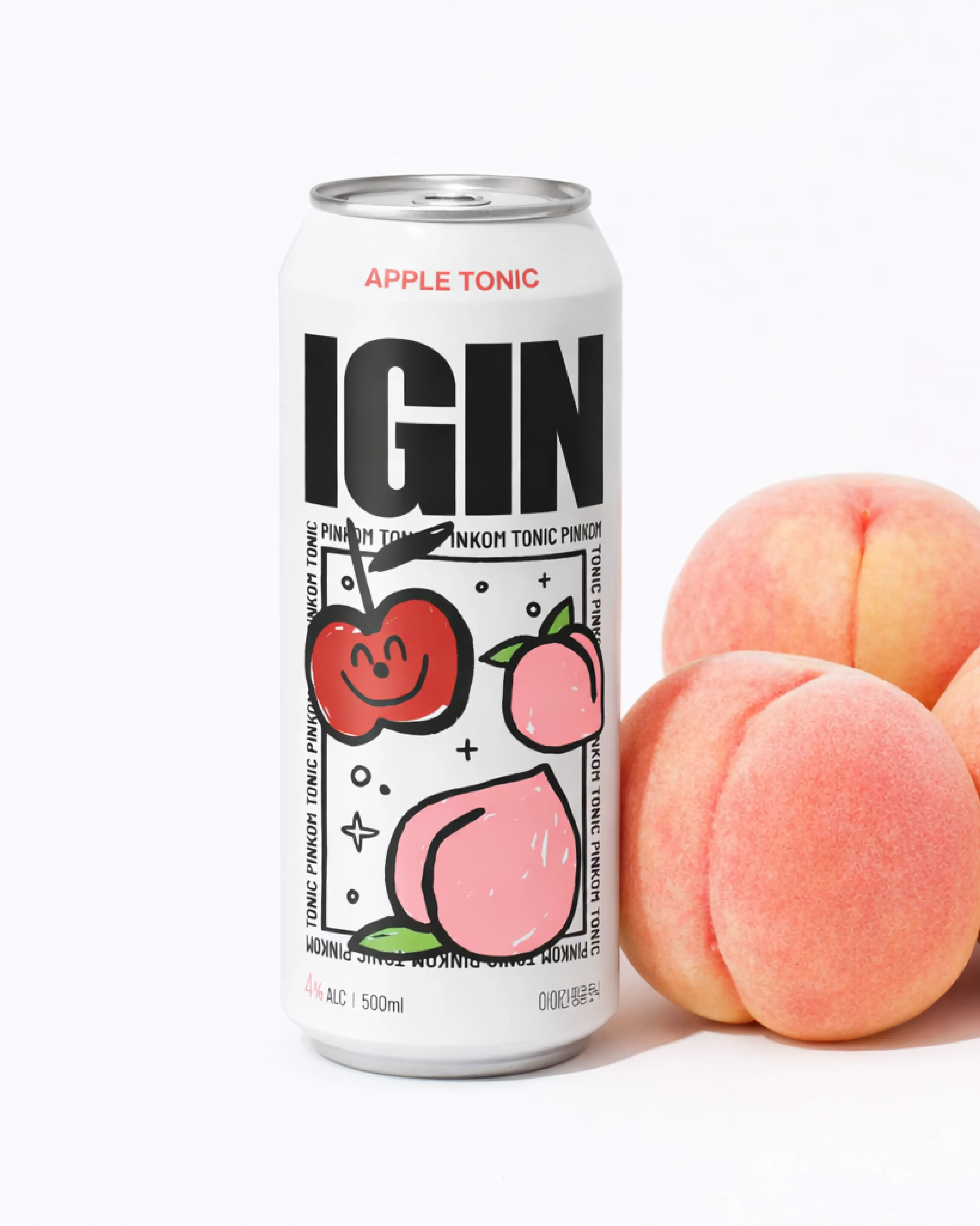 白い缶にリンゴと桃のイラストが描かれたドリンクの画像です。缶には「APPLE TONIC」と「IGIN」の文字が大きく書かれています。缶の横には、本物の桃が複数個置かれています。