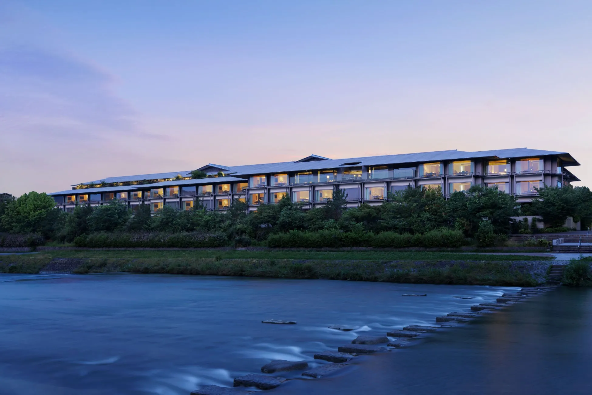 夕暮れ時のホテル