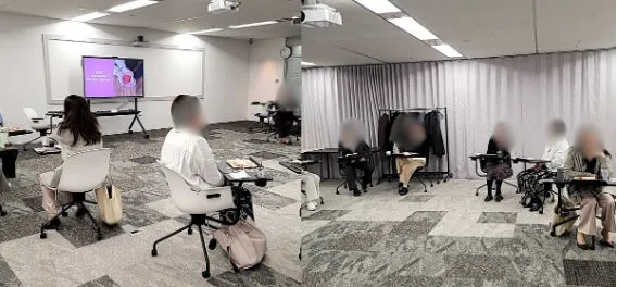 教室で講義を受けている様子