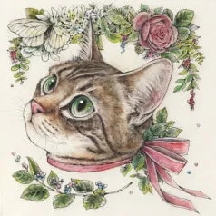 猫の頭部が描かれたイラスト。猫は緑色の目を持ち、花とリボンで飾られています。