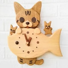 猫の形をした木製の時計。時計の文字盤は魚の形で、猫と子猫がデザインされています。