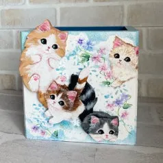 猫の立体的な装飾が施された、花柄のボックスです。