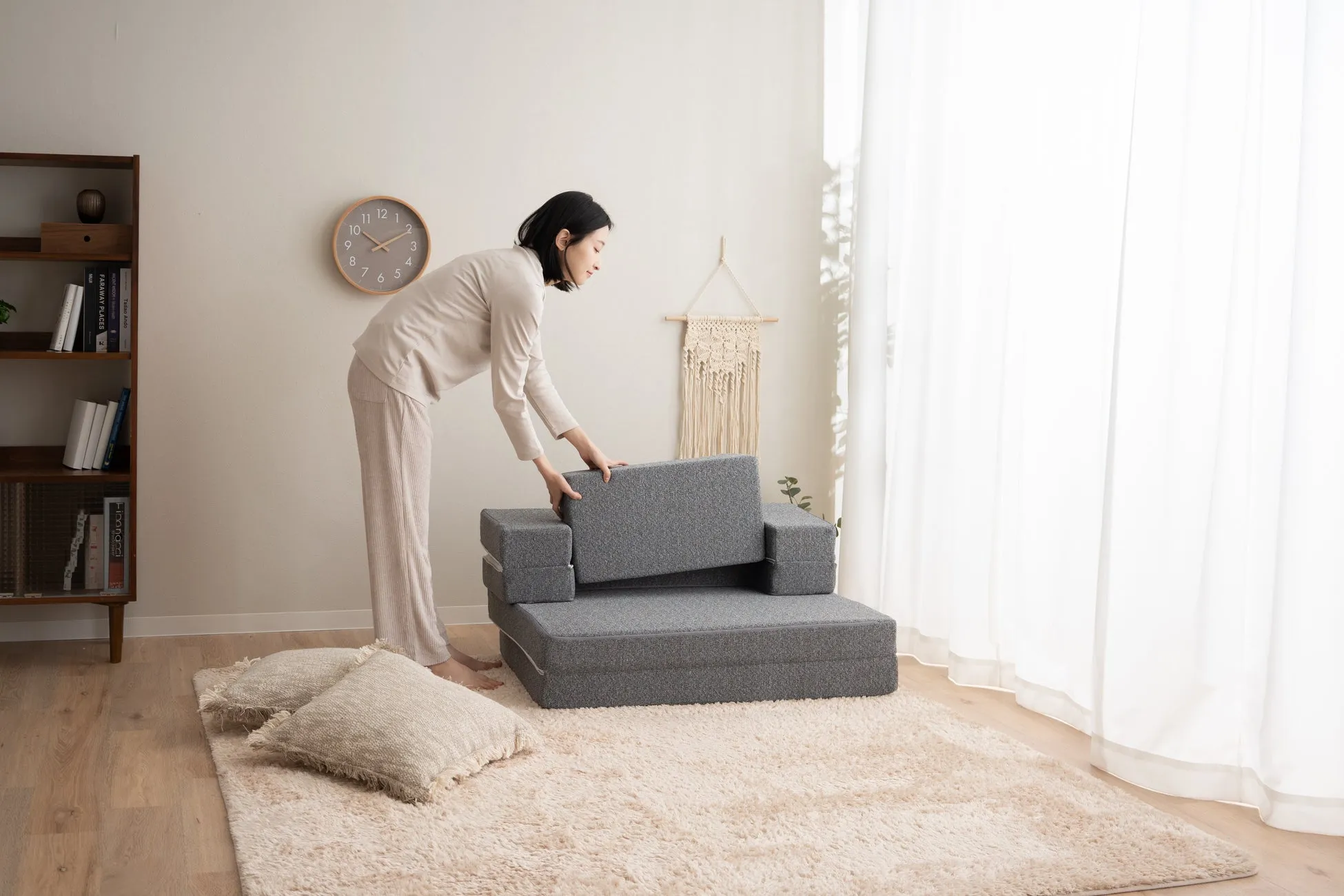 女性がソファを組み立てる様子