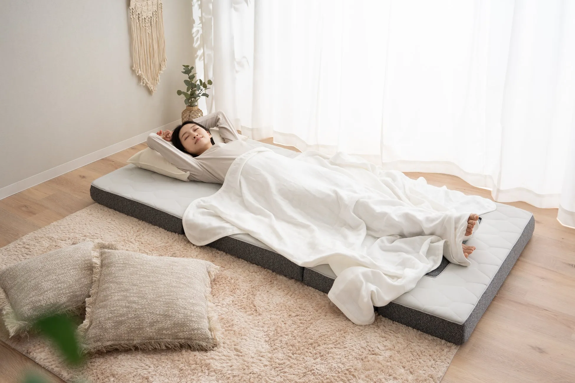 女性がマットレスでくつろぐ様子