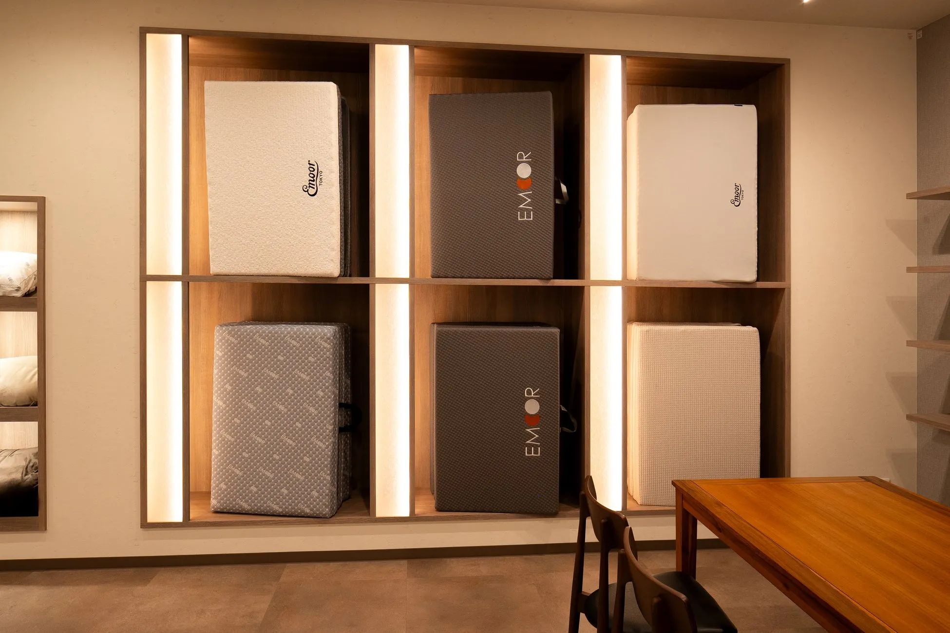 エムールショールーム内の枕とマットレスの展示