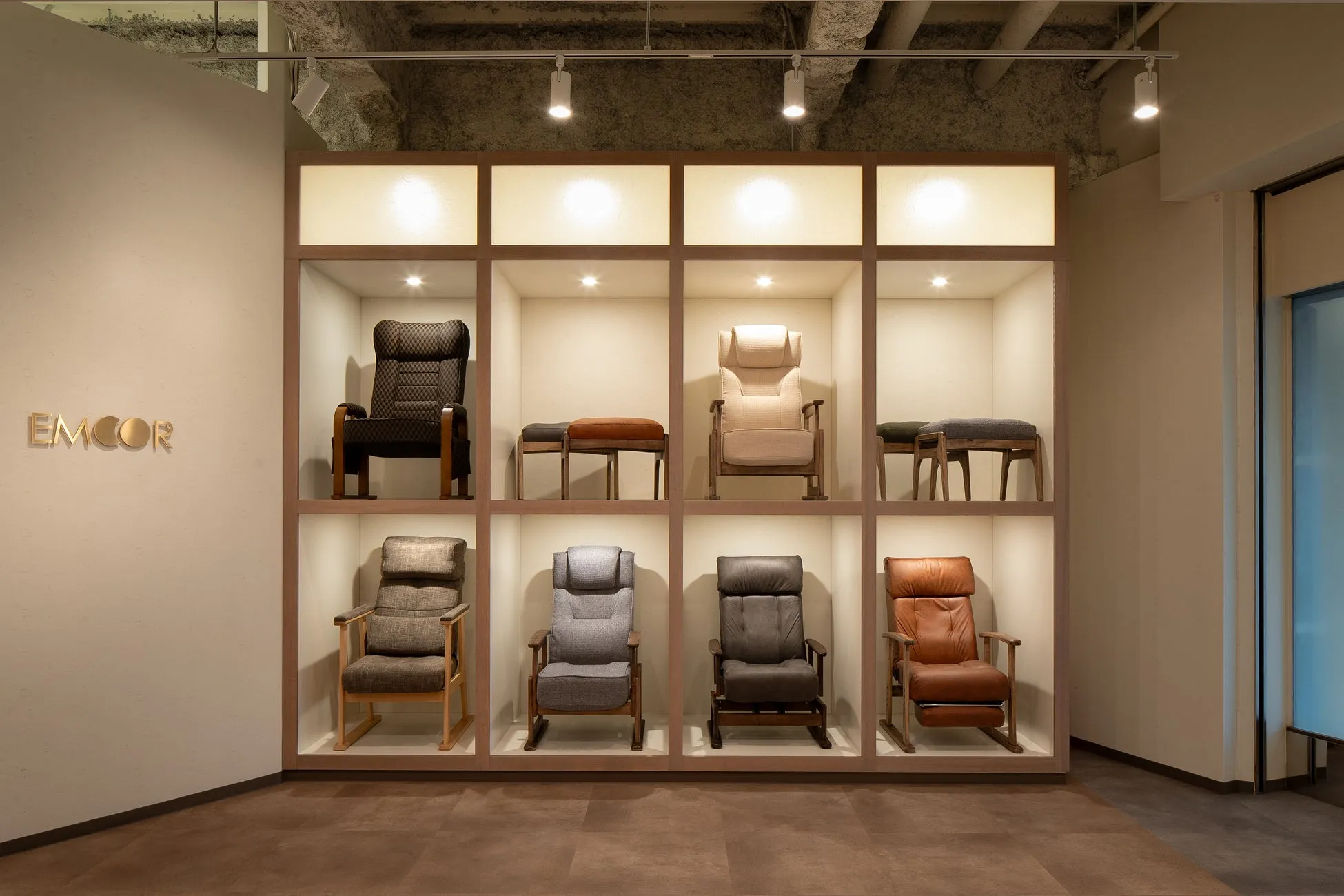エムールショールーム内の椅子の展示