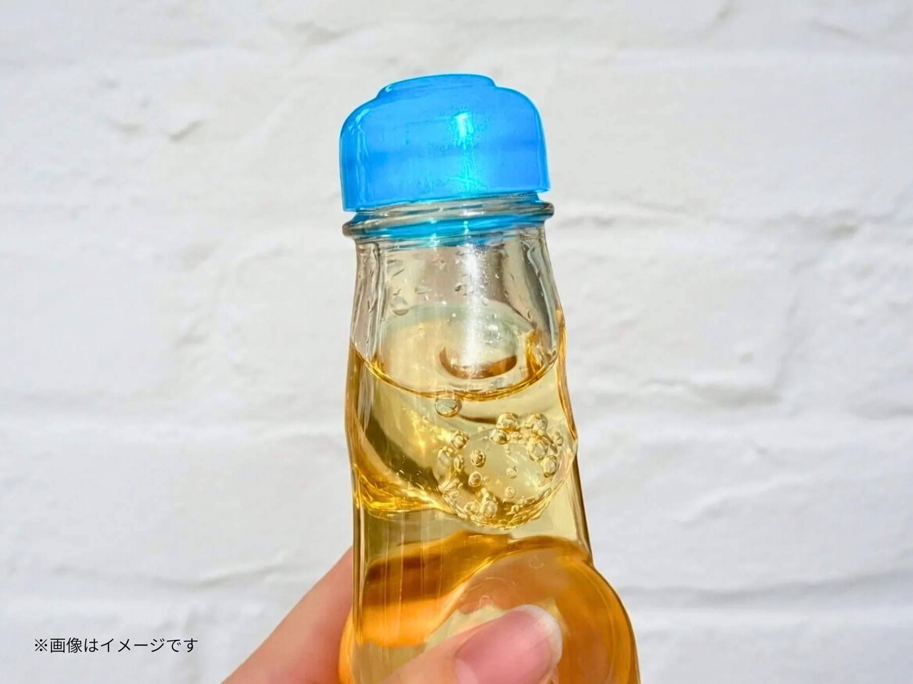 ラムネの瓶のクローズアップ写真