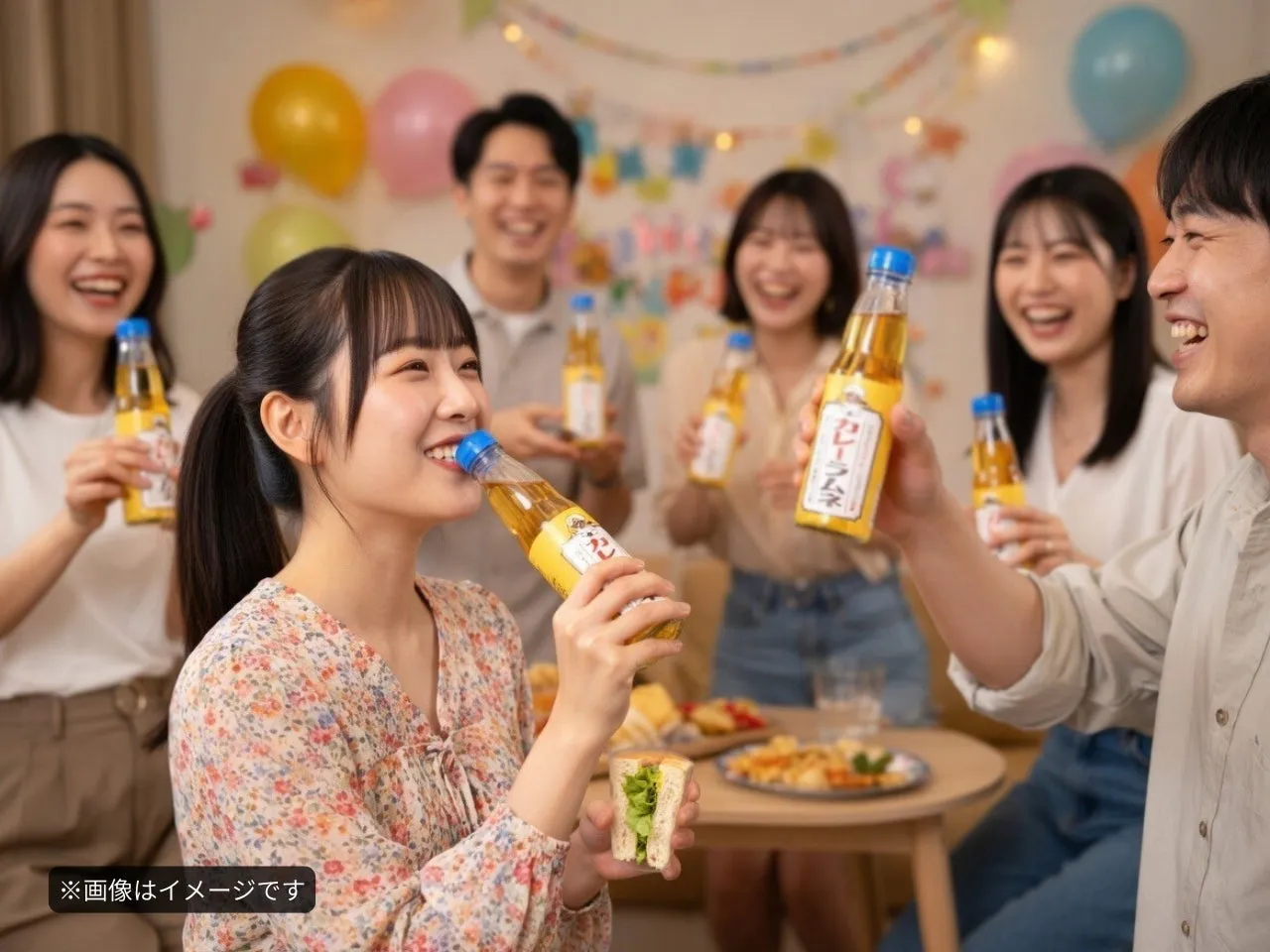 パーティーでラムネを飲む笑顔の若い女性たち