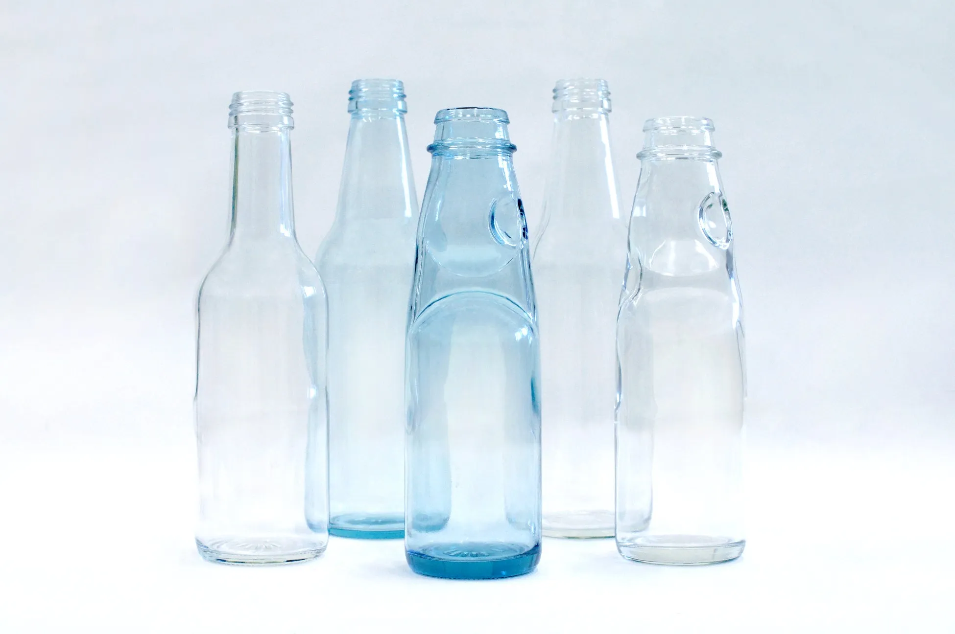 5本のガラス瓶が並んだ写真