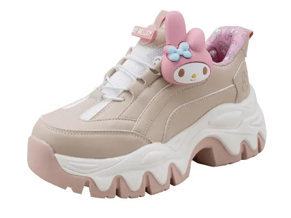 マイメロディの装飾が施された、ベージュとピンクを基調としたスニーカー。