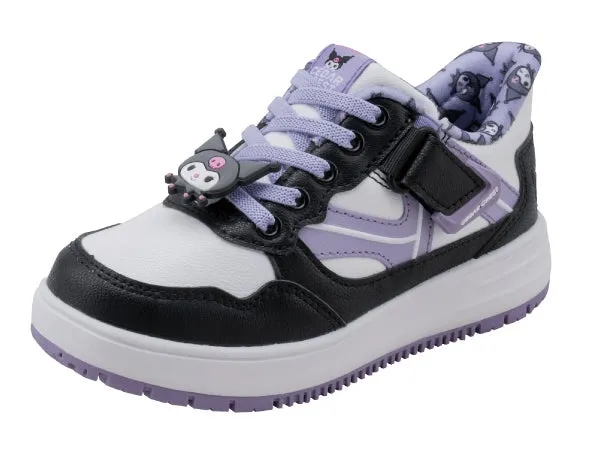 白いベースに黒と紫を基調としたスニーカー。靴紐にはキャラクターの飾りがあり、内側にはキャラクターの模様が施されている。