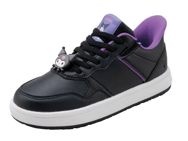 黒色のスニーカーで、紫色のアクセントとクロミの装飾が施されています。