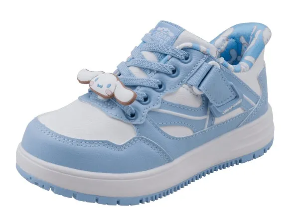水色と白のスニーカー。シューレースにキャラクターの飾りがついている。