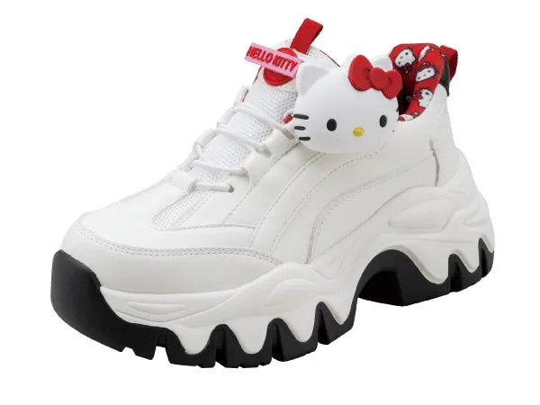 白いスニーカーで、かかとにハローキティの顔がついていて、HELLO KITTYと書かれた赤いストラップが付いています。
