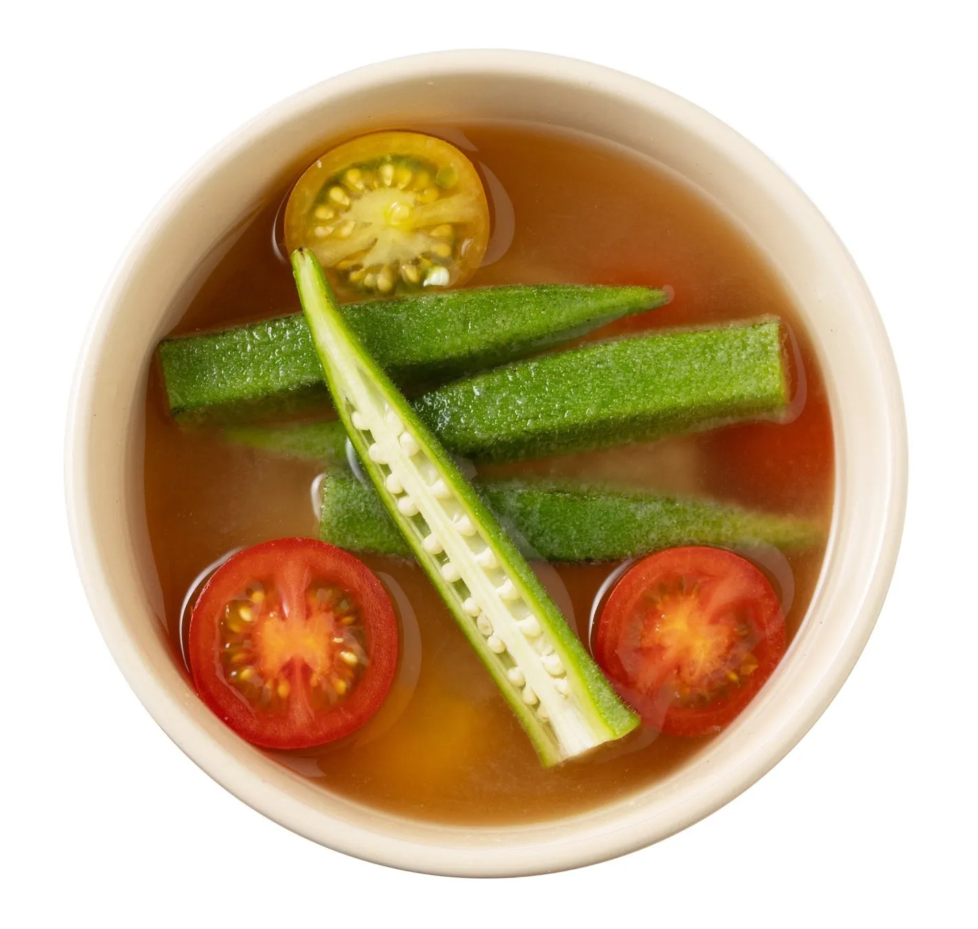 オクラとトマトが入ったスープの俯瞰写真。