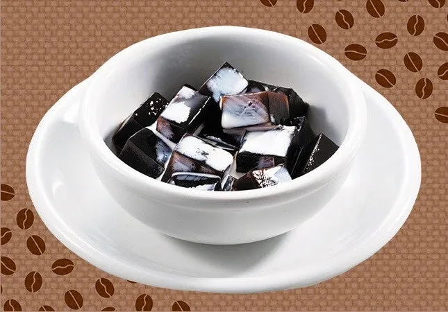 白い器に入ったコーヒーゼリーのクローズアップ写真。コーヒー豆の模様が背景に描かれている。