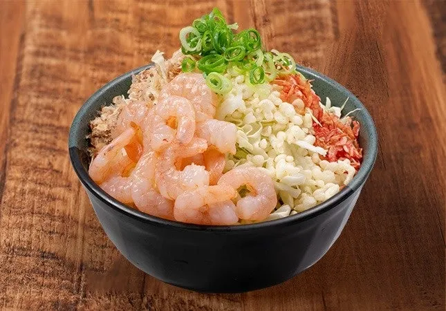 エビがたっぷり乗った丼の画像です。ネギ、キャベツ、揚げ玉なども見えます。