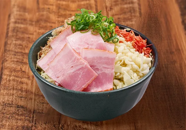 豚肉とネギが乗った料理の写真です。