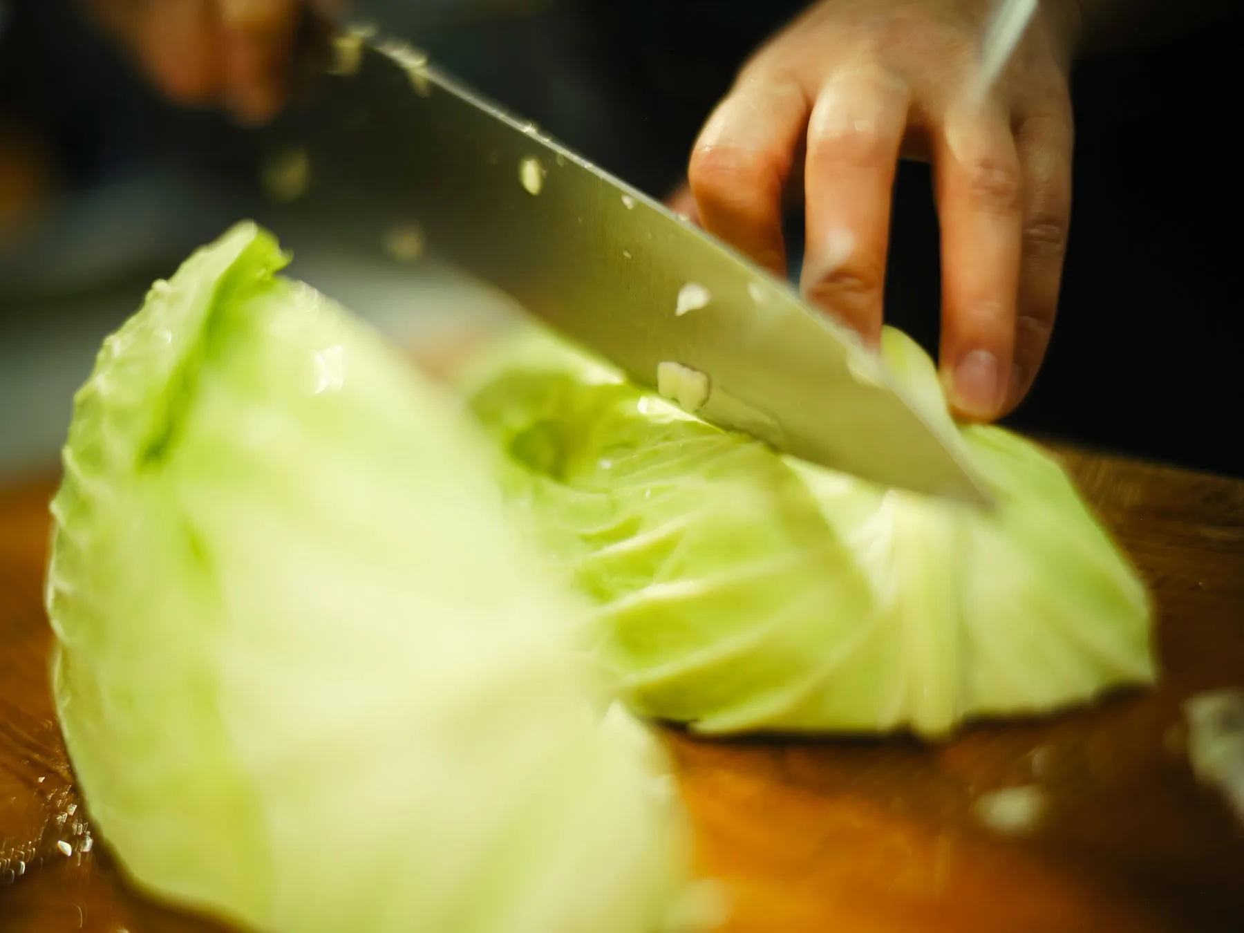 キャベツを切る様子